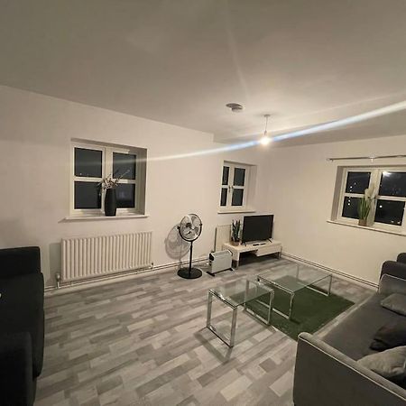 Lovely Spacious Entire 1 Bedroom Apartment - New Management ลอนดอน ภายนอก รูปภาพ