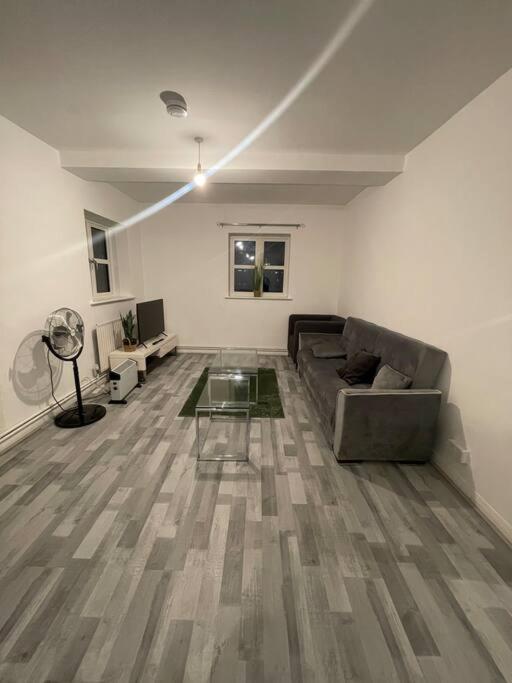 Lovely Spacious Entire 1 Bedroom Apartment - New Management ลอนดอน ภายนอก รูปภาพ