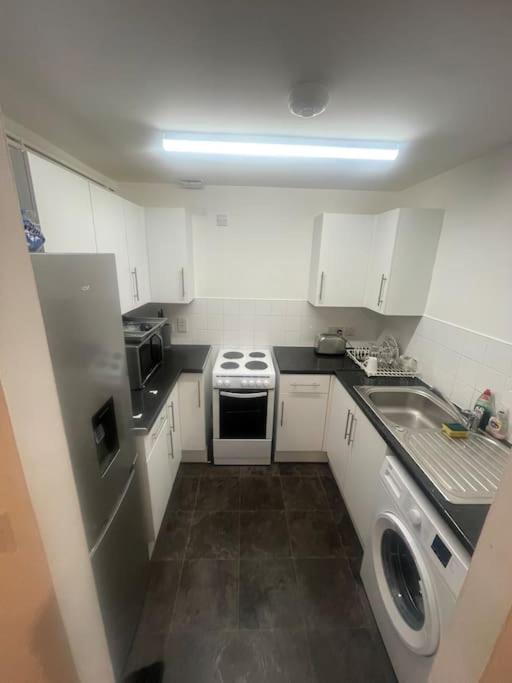 Lovely Spacious Entire 1 Bedroom Apartment - New Management ลอนดอน ภายนอก รูปภาพ
