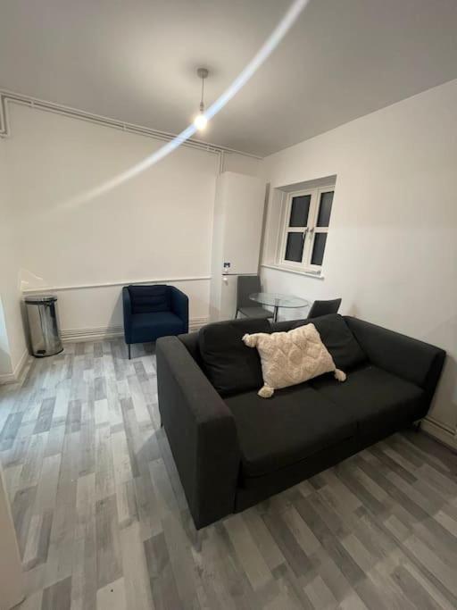 Lovely Spacious Entire 1 Bedroom Apartment - New Management ลอนดอน ภายนอก รูปภาพ