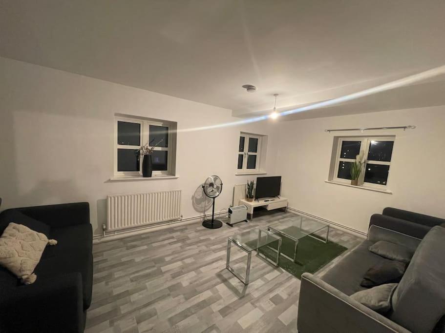 Lovely Spacious Entire 1 Bedroom Apartment - New Management ลอนดอน ภายนอก รูปภาพ