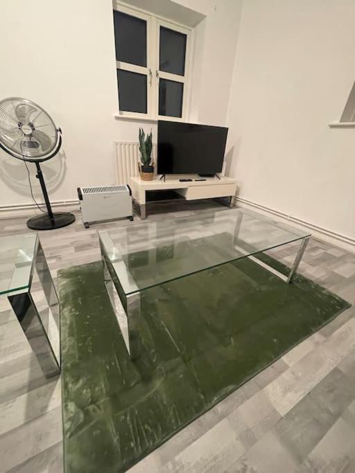 Lovely Spacious Entire 1 Bedroom Apartment - New Management ลอนดอน ภายนอก รูปภาพ