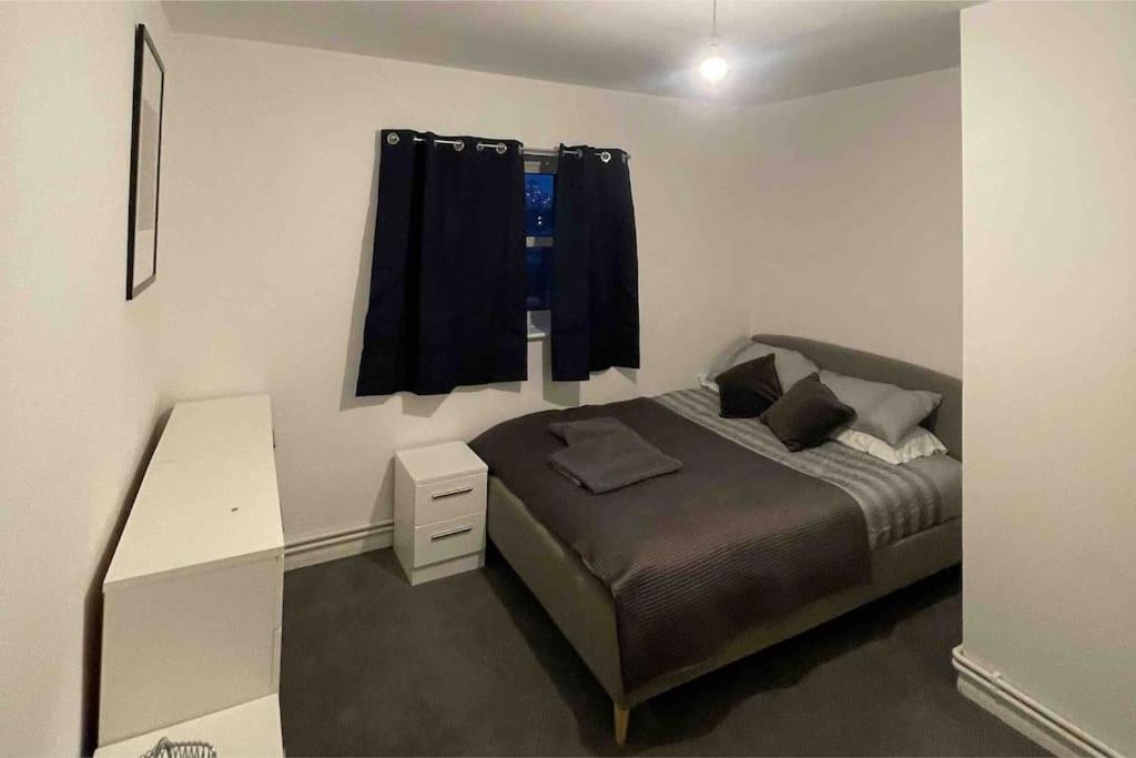Lovely Spacious Entire 1 Bedroom Apartment - New Management ลอนดอน ภายนอก รูปภาพ