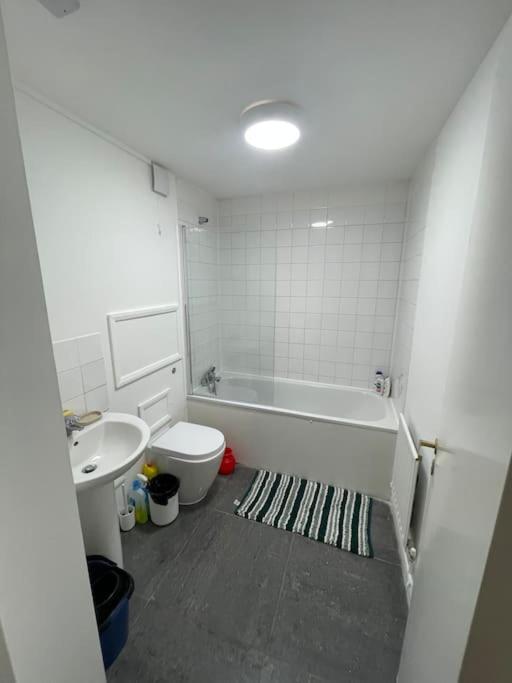 Lovely Spacious Entire 1 Bedroom Apartment - New Management ลอนดอน ภายนอก รูปภาพ